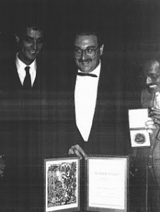 Il dott. Michele Di Paolantonio ad Oslo, il 10 dicembre 1985, con la pergamena e la medaglia d'oro del Premio Nobel per la Pace